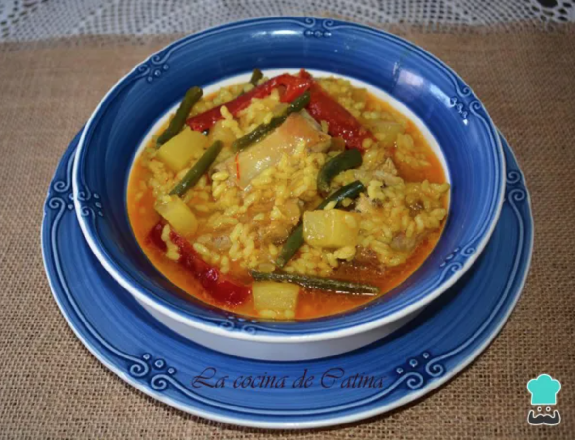Ensalada de pepino, tomate y aguacate con arroz gitano con cerdo y cordero